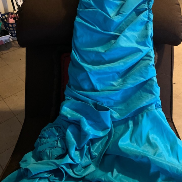 Evening wear - Picture 8 of 11